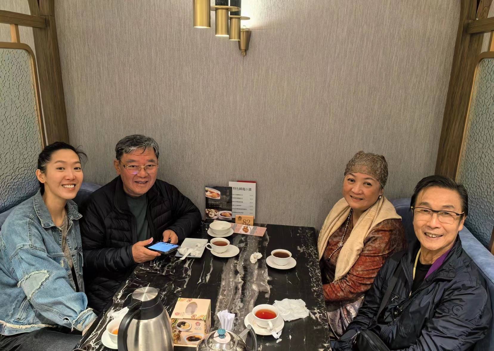 李立群和老婆还有女儿李元元一起出镜,从李立群晒出的视频,刘松仁一个