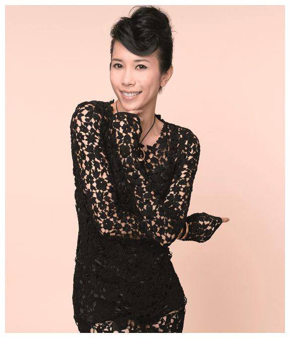 莫文蔚,娱乐圈璀璨明星,美腿绝对吸引眼球,独领风骚!