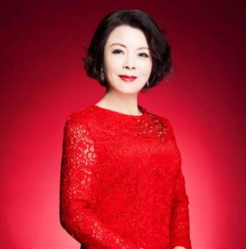 常说"我们是正儿八经的师生恋",他的妻子张云芹正是他高中代课时学生