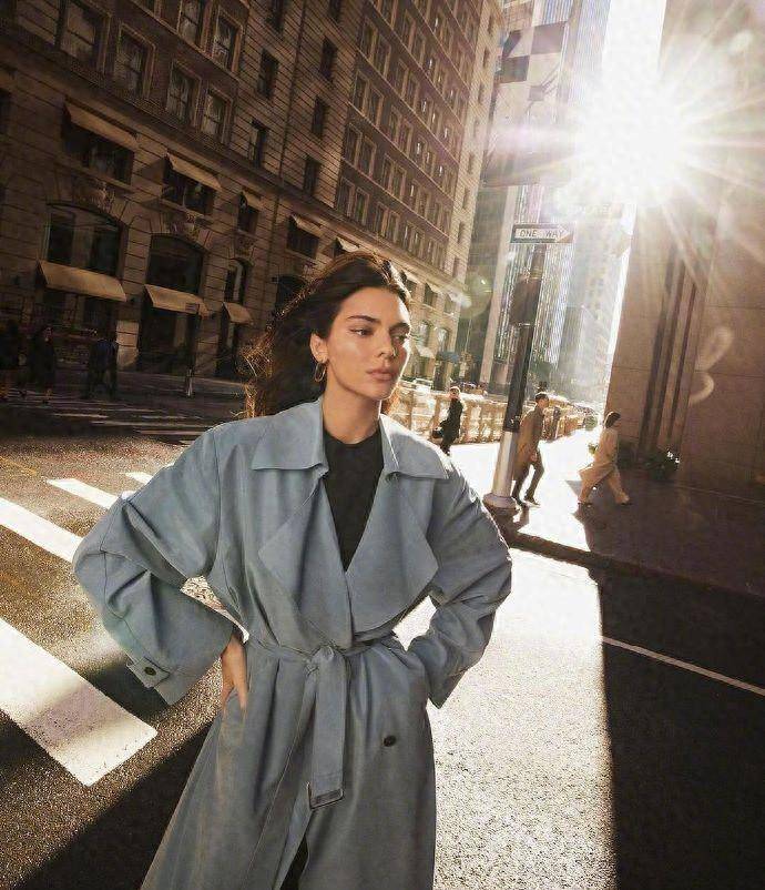 卡戴珊家族穿搭最日常肯豆,示范风衣和飞行夹克时髦穿搭,超实用