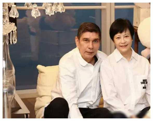 宝贝晒全家福7岁小海绵惊人相似黄晓明超大背靠豪宅