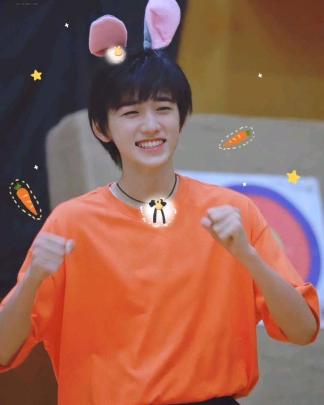 而宋亚轩则因为一首变声期的《兰花草》在团内独领风骚.