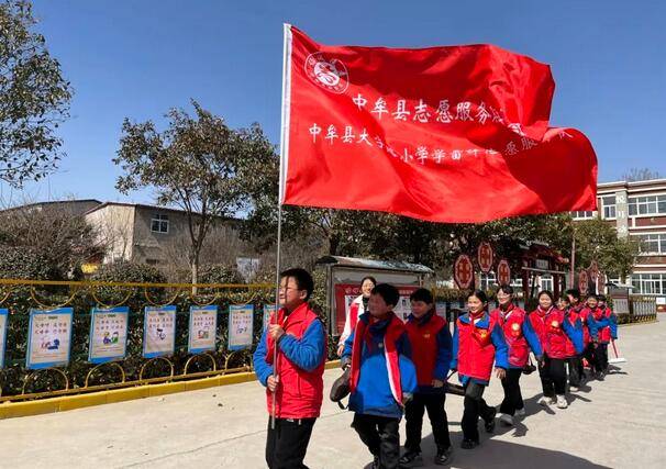 中牟县大学路小学关爱老人做新时代的活雷锋