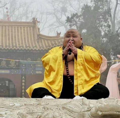 原创2年前他因外貌神似弥勒佛被富婆带回家供养现在咋样了