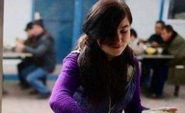 米哈娜逐渐放弃了自己当初的梦想,从家里带过来的钱