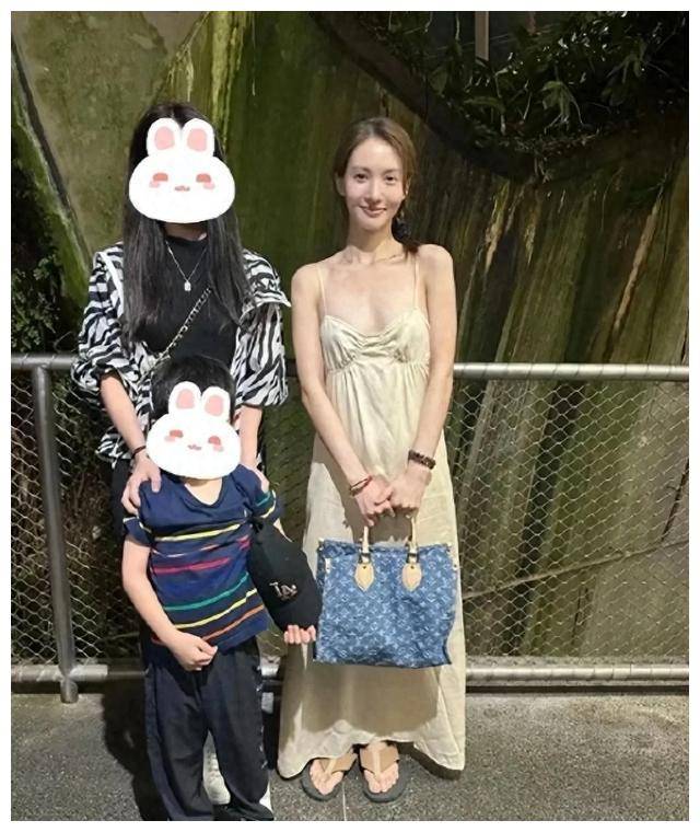 金晨新加坡街头惊艳吊带裙造型网友实拍见证真实风采