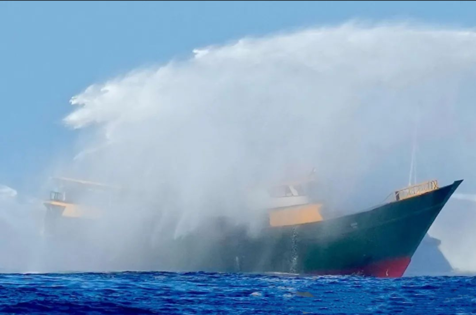 原创逮到一条大鱼海警水炮击伤菲律宾司令我舰拦住美舰不许救援