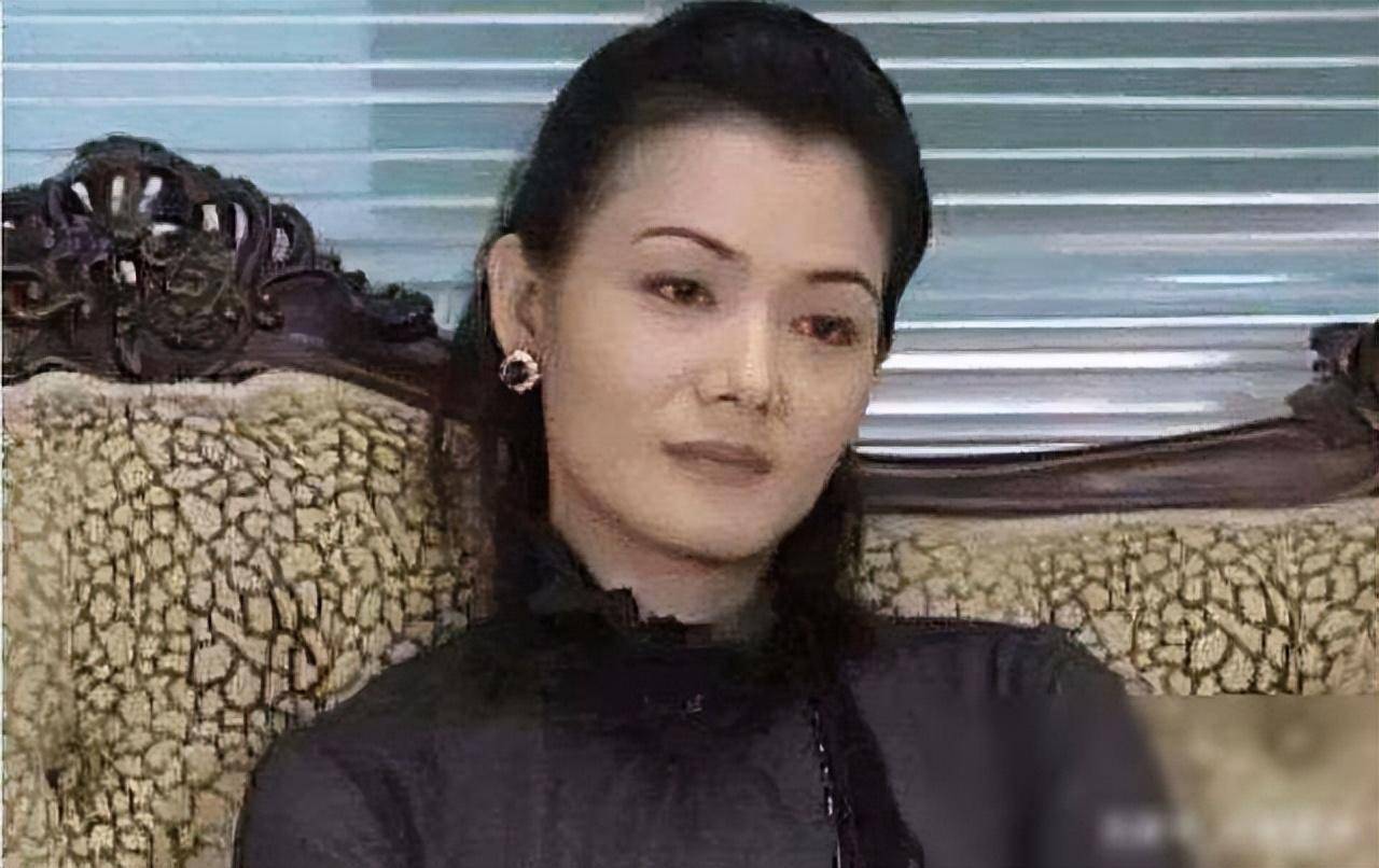 原来她早已去世,抢救11天无力复活,90岁母亲坐轮椅为她送终_孟庭丽