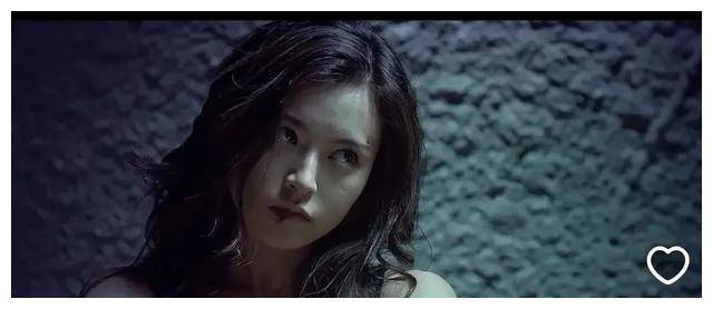 原创赤道女主角抢眼颁奖礼服美貌动人光彩夺目