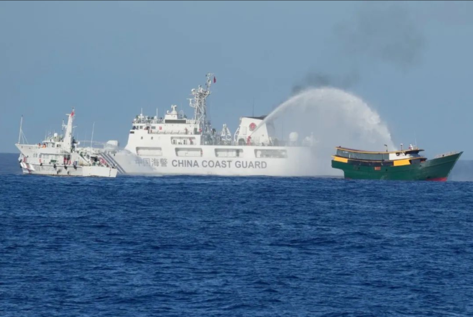 原创逮到一条大鱼海警水炮击伤菲律宾司令我舰拦住美舰不许救援