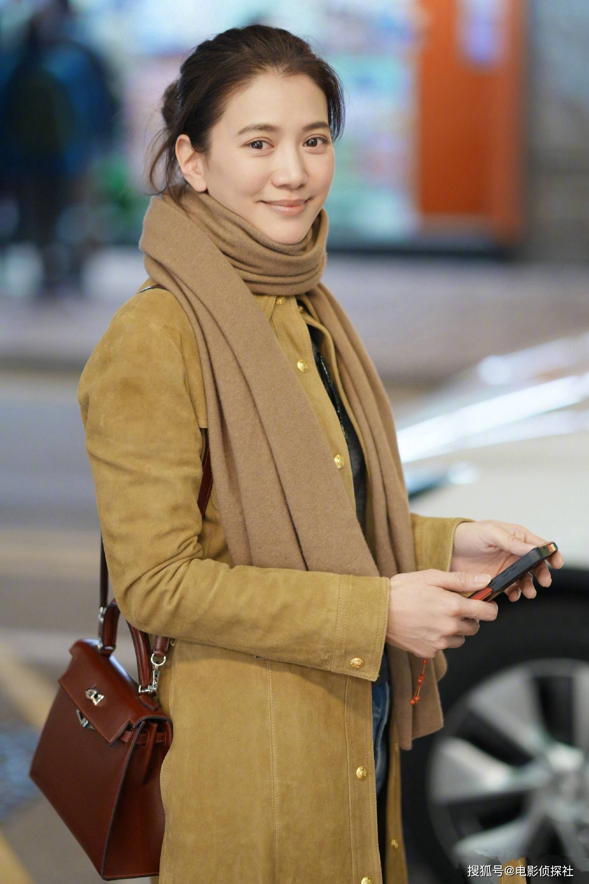 52岁袁咏仪近照曝光,素颜颜值依旧能打,给爆改明星好好上了一课_自然