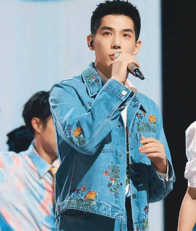 杨洋,王一博,王安宇同穿绣花,谁娘气了_衣服_牛仔服_时尚