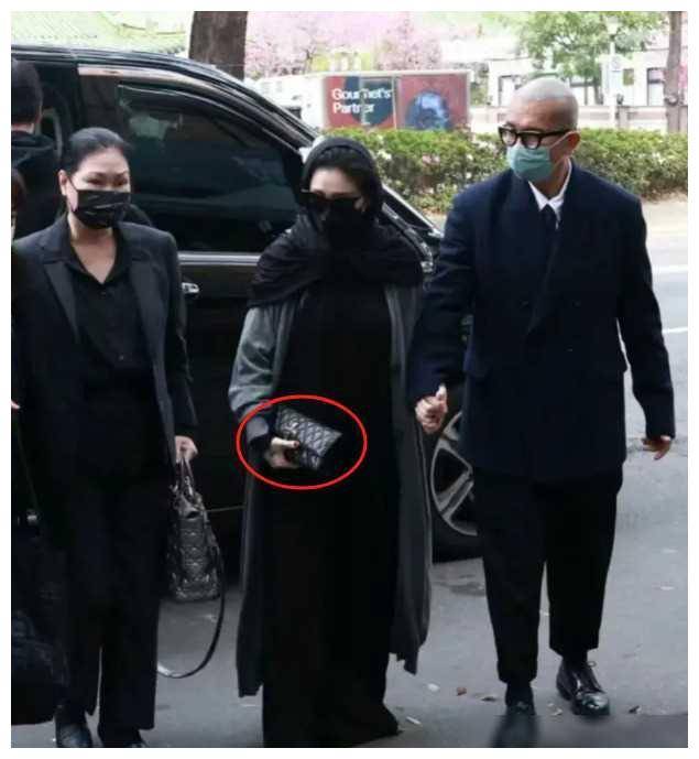 大s意外亮相葬礼,老公护航亮相,神秘黑纱引猜想._时尚_身材_故事