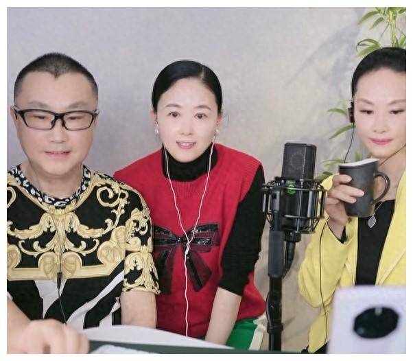于文华直播庆57岁生日,携尹相杰助阵,网友赞美其美心善声歌.
