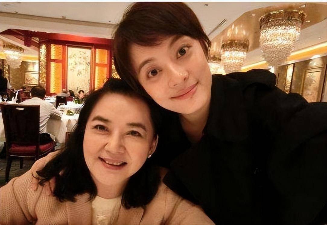 比林青霞更美的胡慧中,被无良导演欺骗拍摄三集电影而困扰一生_香港