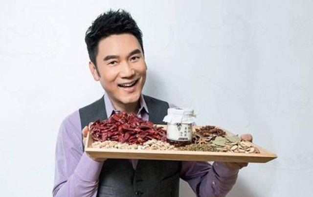 靠两任妻子捞金,如今身价过亿:郎朗为他开车门,直呼张国立名字_林依轮