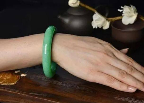 原创长时间佩戴玉手镯对女性身体有益吗听听医生的见解