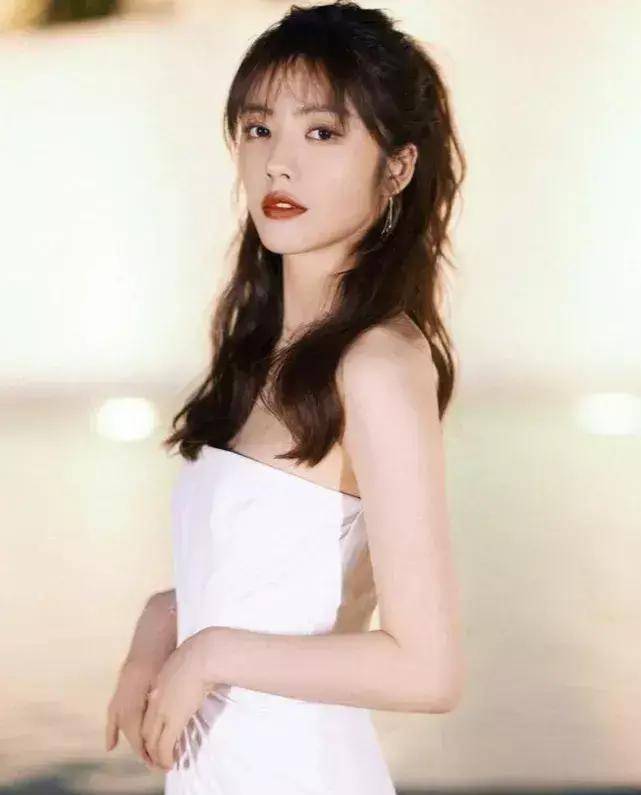 12号蔡文静她也是一名歌手并发行过唱片.