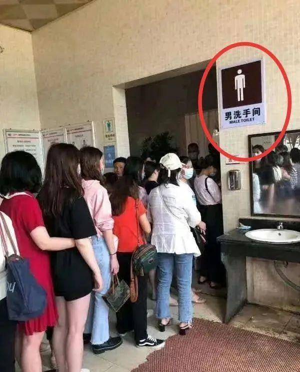 原创男员工误入女厕10秒被解雇这理由真可笑关键是居然还被认可