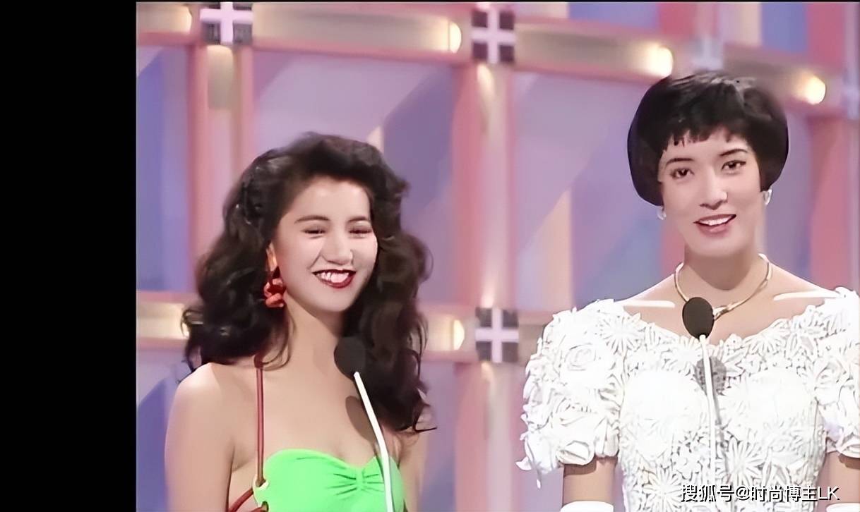 原创52岁袁咏仪和网红同框站台一群人秒成妖魔鬼怪网友搞笑