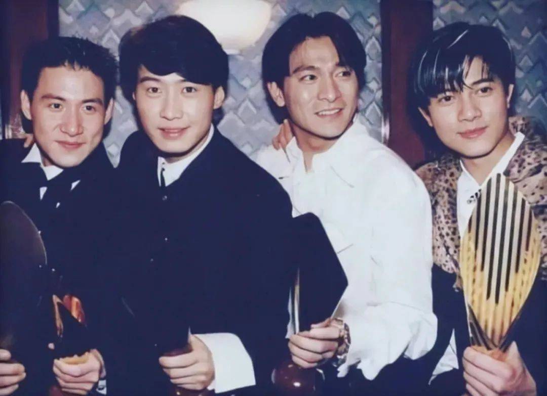 张学友只能全力以赴开演唱会,连续跑了100多场的演唱会,张学友确实