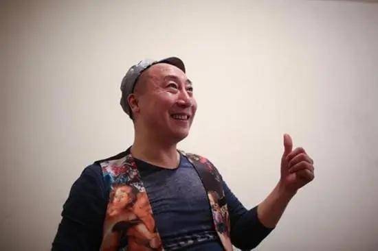 张小光,生于黑龙江的普通家庭,由于家境的贫寒,他从小就怀揣着改变