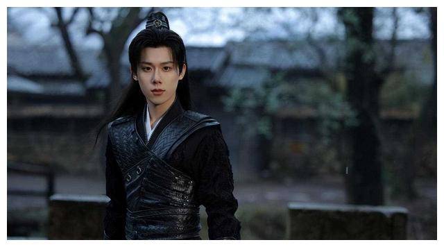 方一凡不再是校服少年,瞬间帅气飙升!