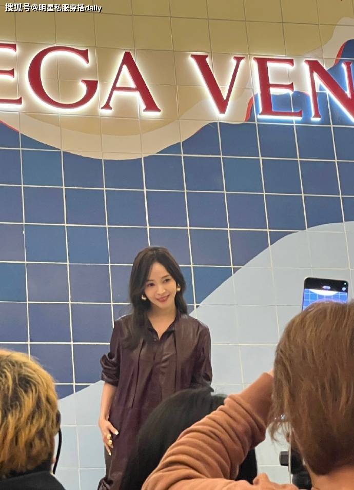 原创46岁侯佩岑好年轻一身酒红色皮裙造型走路都透着优雅与知性