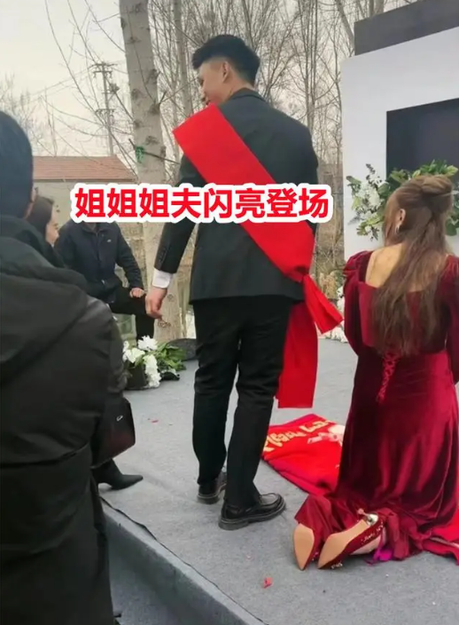 弟弟结婚,姐姐姐夫台上互相挖坑场面搞笑,新娘子甜美可人很配合_婚礼