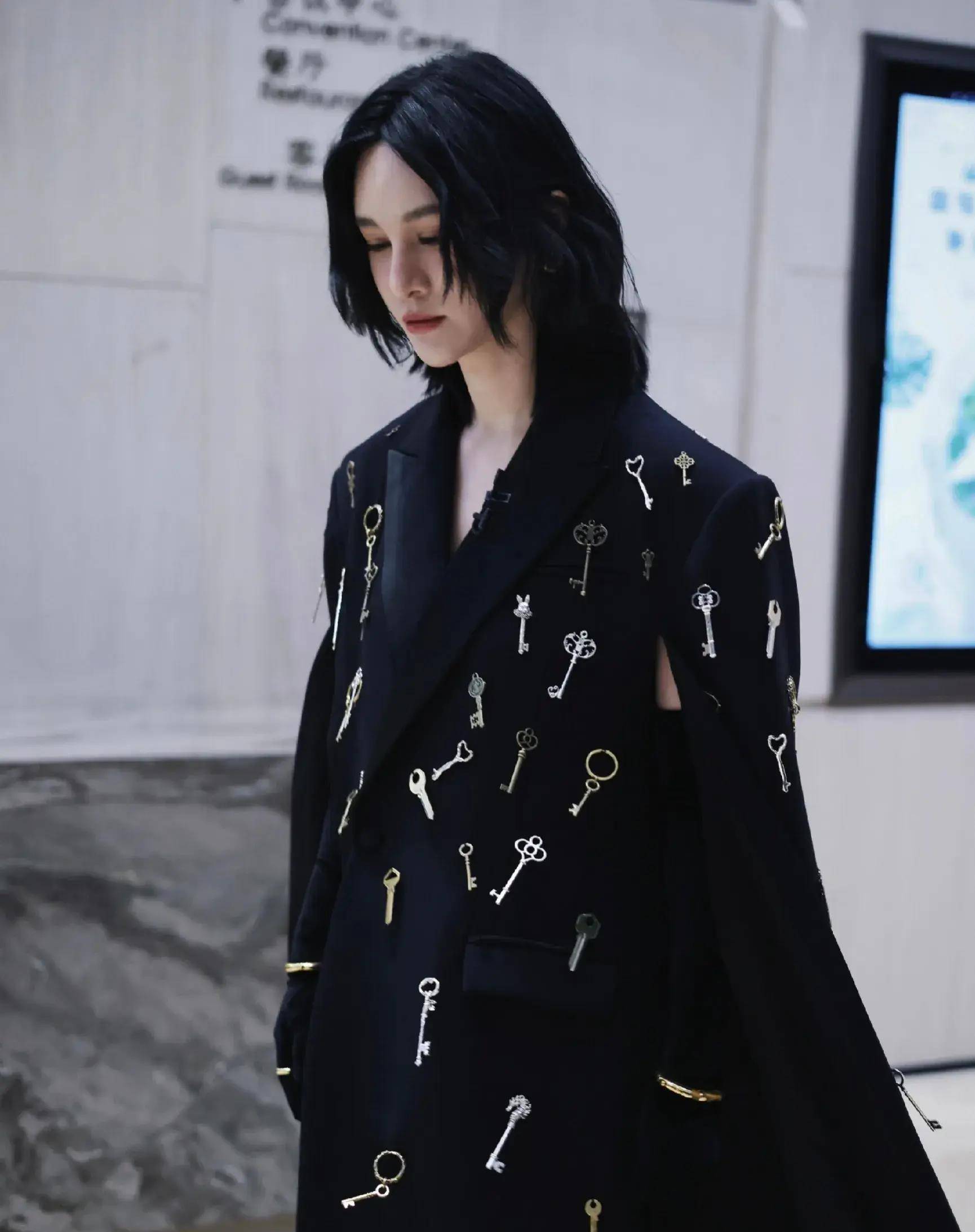 上一季,同为歌手的谭维维应该说是节目里的香饽饽,实力够强,而且一直