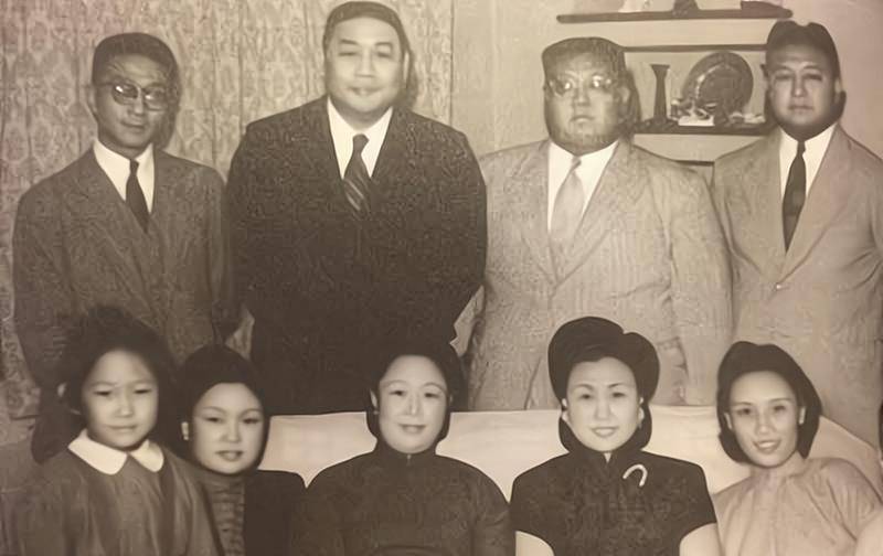 严信厚只有一个儿子,名叫严子均,他就是严氏三姐妹的父亲.