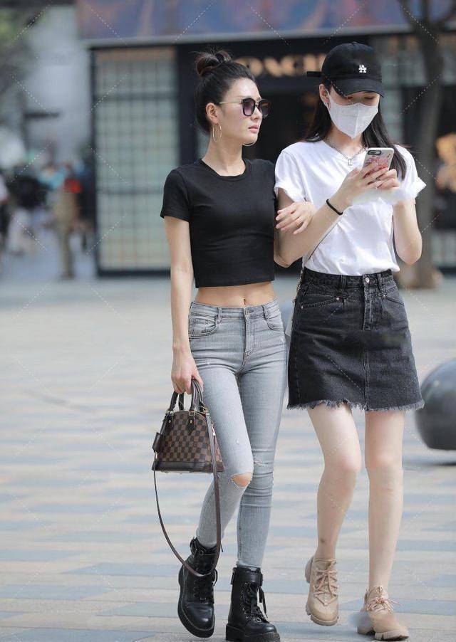 原创苗条美女的时尚造型露脐短袖搭配牛仔裤展现圆润身材