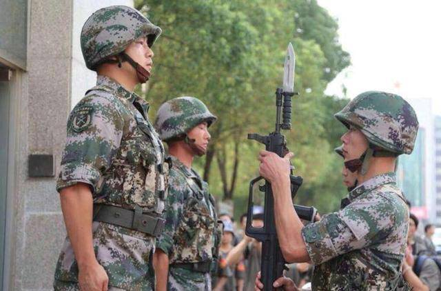 原创两个站岗的哨兵为啥只配发一支枪血淋淋的教训记忆犹新