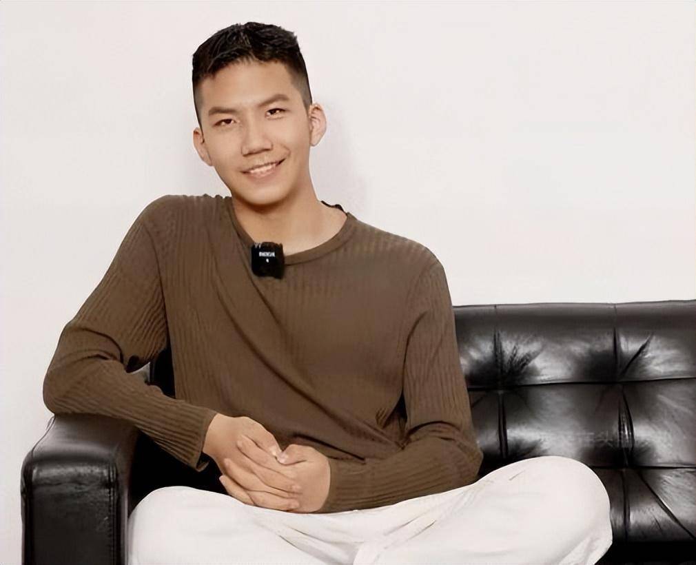 原创胡军15岁儿子康康霸总气质惊艳网友想开扑翼机展现飞行梦