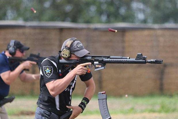 原创单手换弹匣利与弊一老兵任何情况下他都是29发时换子弹