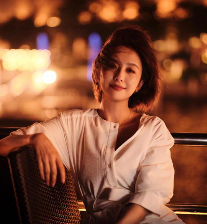 佟丽娅妇女节晒美照,笑容甜美如初恋,配文似有深意引猜疑_魅力_照片