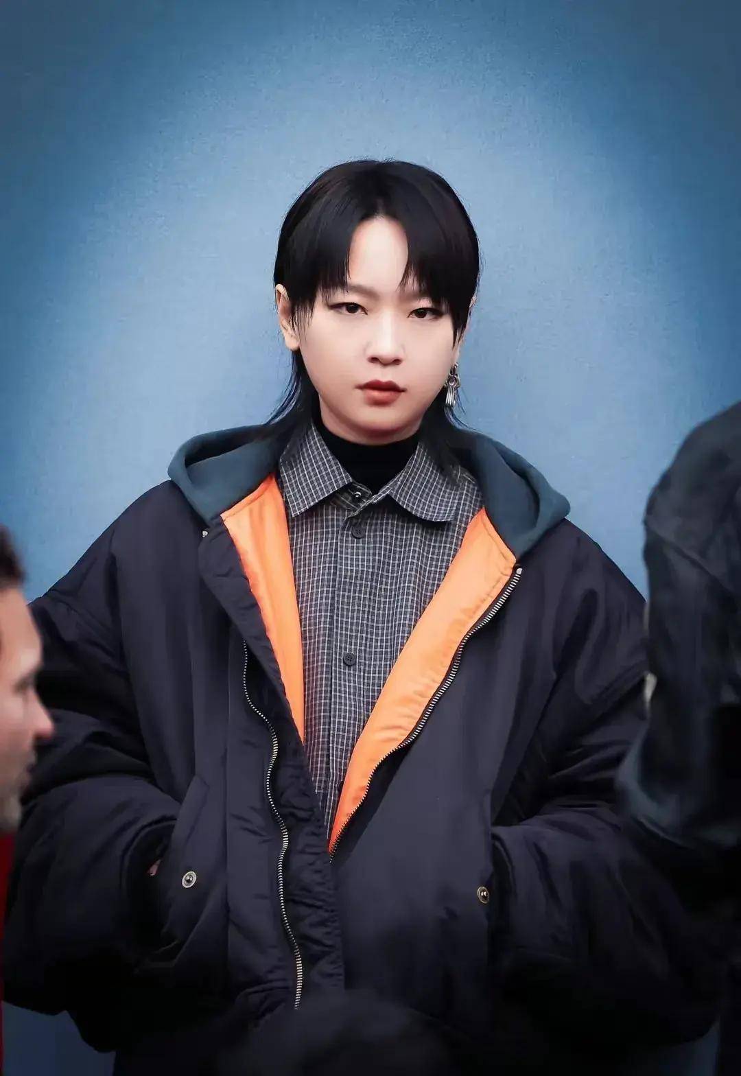 周笔畅巴黎时装周被劝离场是因为造型太过奇特吗