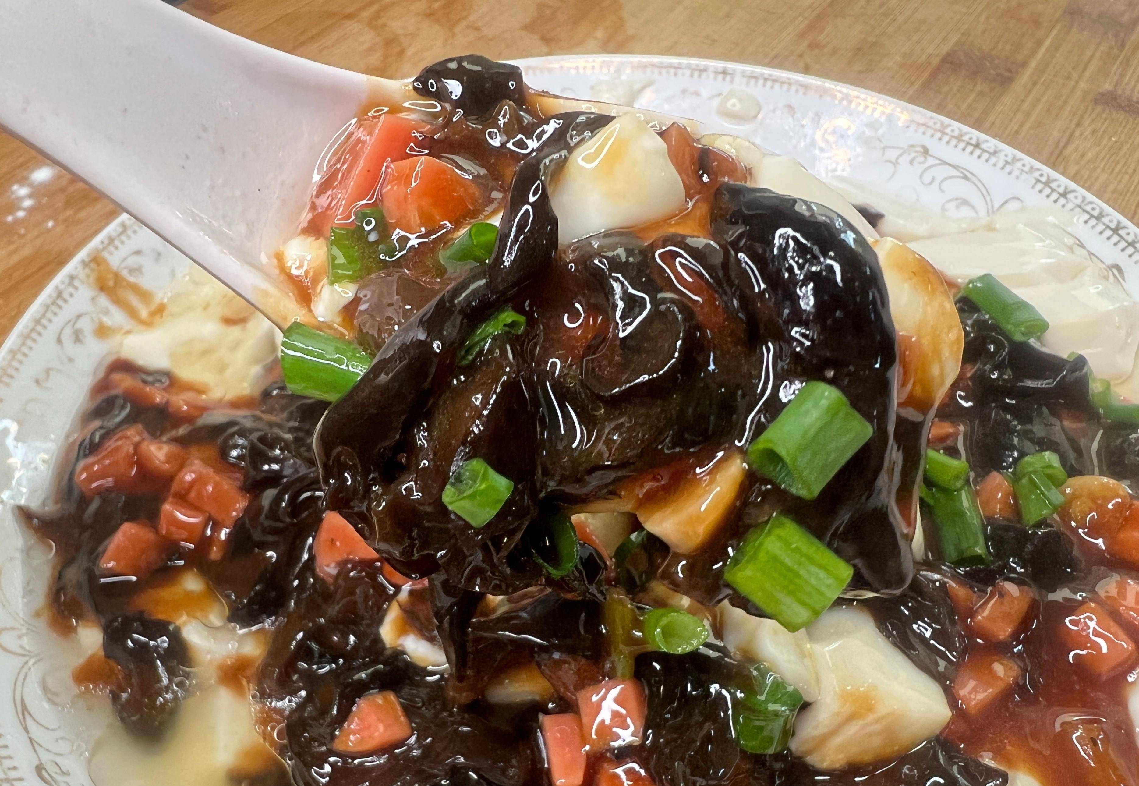 【木耳浇豆腐】内酯豆腐是用葡萄糖酸-δ-内酯为凝固剂生产的豆腐.