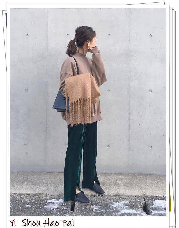 原创丝绒裤怎么穿偷师国外时尚博主我学到了天鹅绒长裤的穿搭技巧