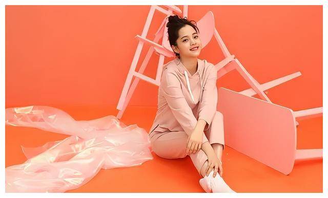 尽管欧阳娜娜拥有颇丰商业代言资源,曾担任30多个商业代言,排名cnb