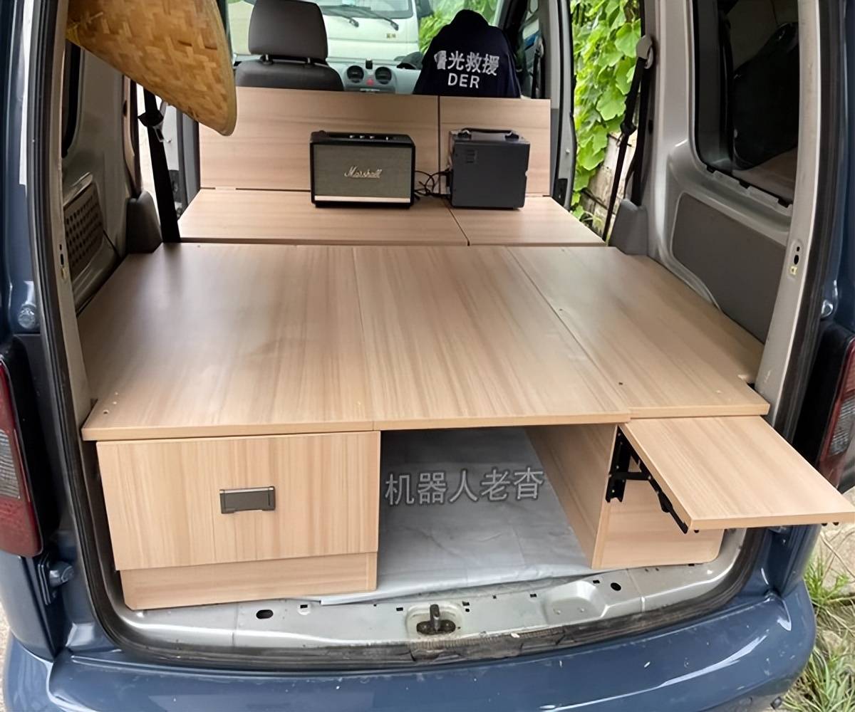低调紧凑的宿营车,大众开迪改装小床车旅行,5座mpv露营车自驾游