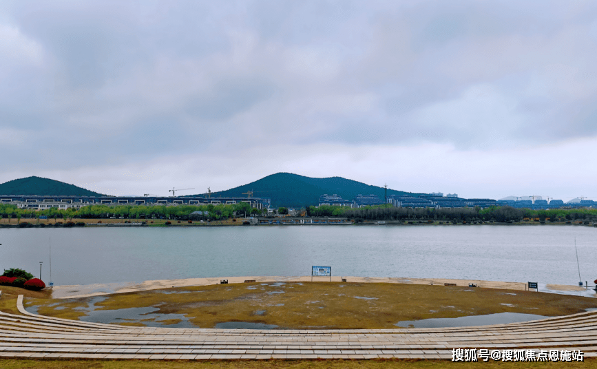 400-788-2939【售楼中心】徐州(梧桐公馆)在娇山湖对岸,向凤凰山眺望