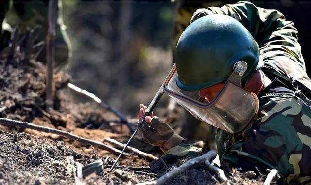 "排雷英雄"杜富国:一声雷响,让其失去双眼,截去双臂_军人_进行_生活