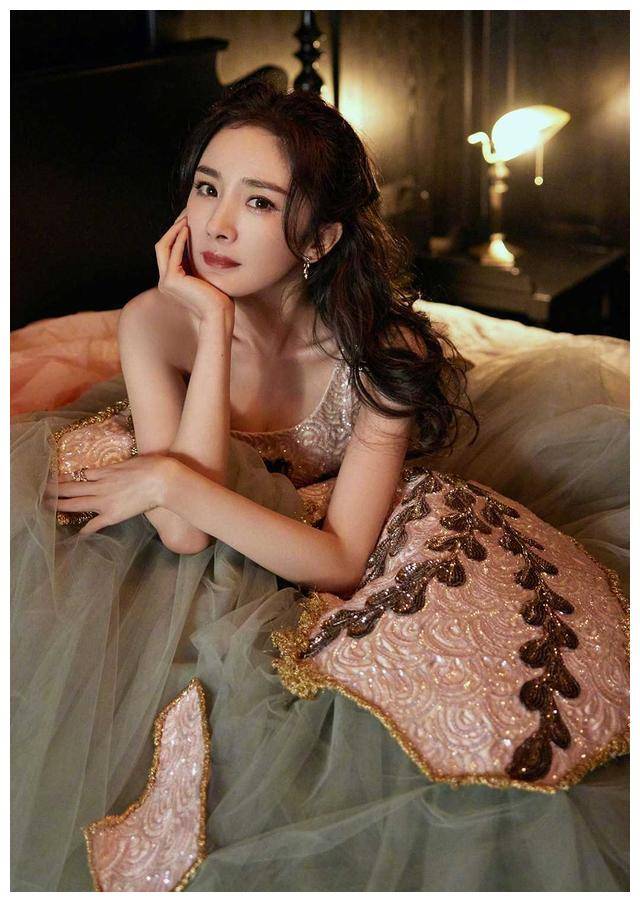 杨颖生日遭忽略，杨幂捍护助理引争议，baby粉丝质疑偏袒