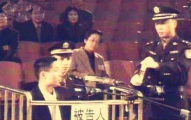 原创01年张君走下法庭含泪签完字后被押刑场行刑过程中表情冷静