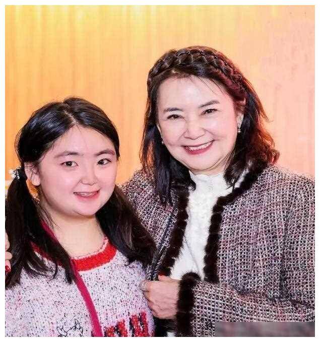 母女同框温馨幸福,近照曝光_何嘉珍_霸王花_美貌