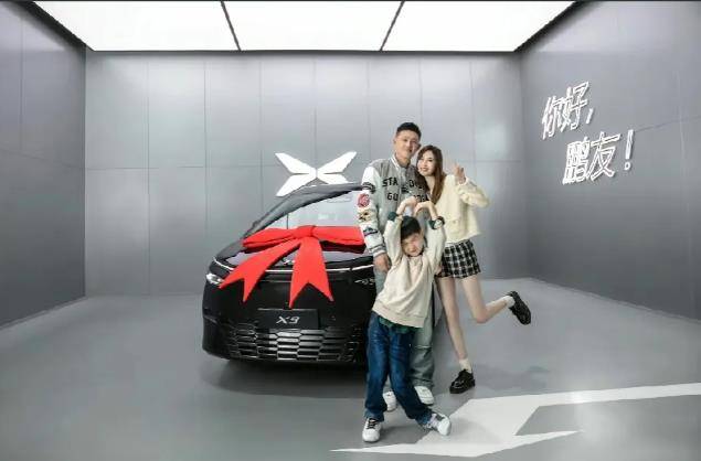 众所皆知,周鹏是个宠妻狂魔,当年为了求婚,周鹏将自己和妻子的爱情