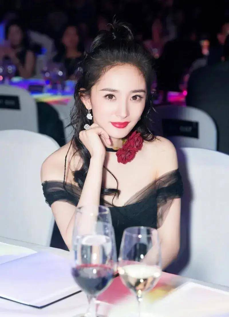 杨幂成为北电考官张纪中妻子怀孕火了欧阳娜娜演技引争议