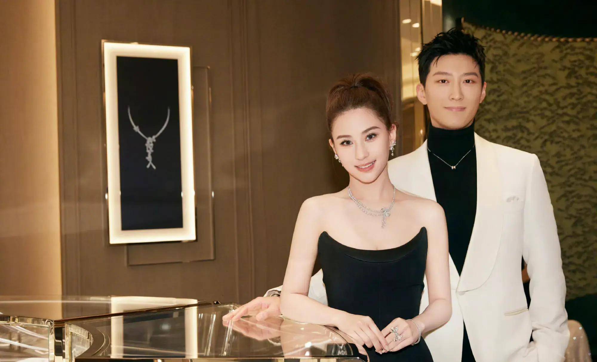 原创窦骁何超莲又发糖了合体亮相活动好甜蜜