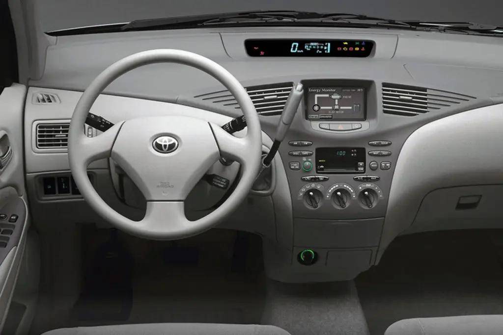 第一代普锐斯1997年,第一代普锐斯正式诞生,这款车外观平庸,但内饰的